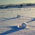 Rare self-rolling snowballs in the UK